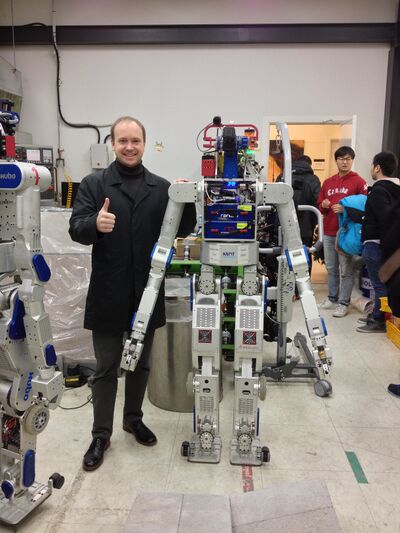 Константин Яковлев с роботом победителем Darpa Robot Challenge 2015. В лаборатории HUBO Lab, KAIST, Korea. Декабрь 2015.